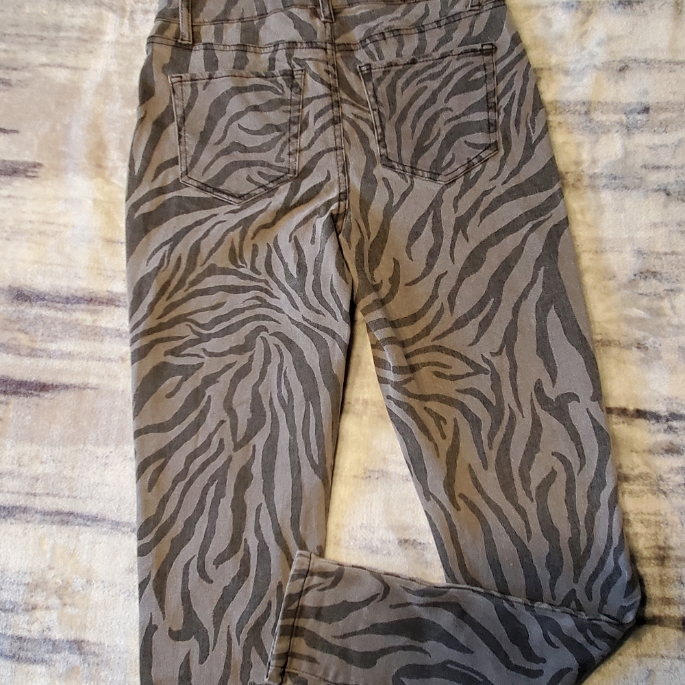 ♡♡♡♡♡  NWT zebra striped jeans - Picture 4 of 13